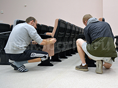 Увеличить Установка боковых накладок на театральные кресла
